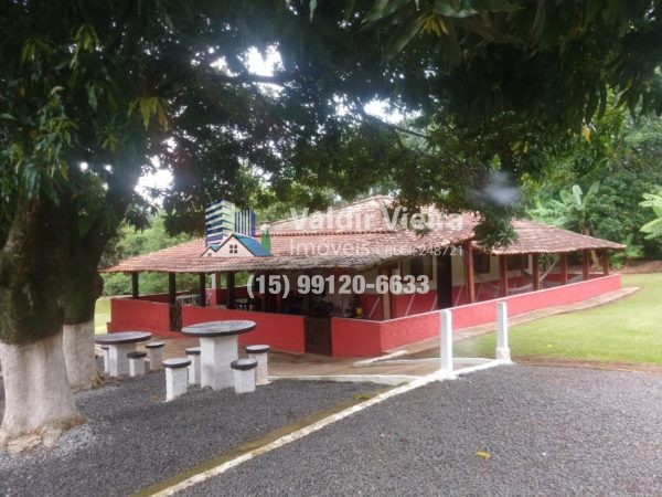 E para aqueles que desejam aproveitar o espaço com amigos e familiares, há uma churrasqueira privativa, ideal para reunir todos e desfrutar de momentos únicos em meio à natureza!