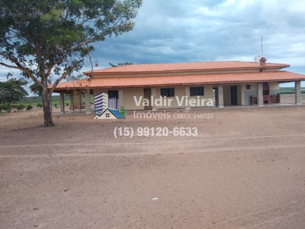 Casa com boa localização no interior da propriedade. Uma fazenda completa